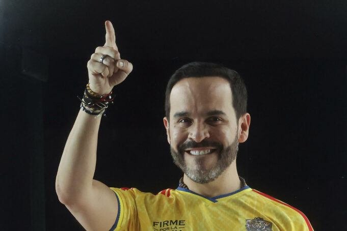 Elecciones en Colombia: De la Espriella gana por estrecho margen Abelardo de la Espriella sonríe y levanta el dedo índice celebrando su victoria en las elecciones de Colombia.