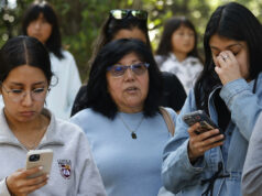 Acceso a internet en México se duplicó en diez años Mujeres usan smartphones con acceso a internet en México durante una actividad en el exterior.