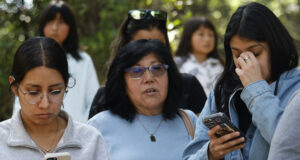 Acceso a internet en México se duplicó en diez años Mujeres usan smartphones con acceso a internet en México durante una actividad en el exterior.