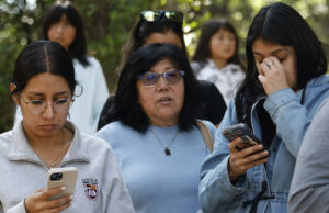 Acceso a internet en México se duplicó en diez años Mujeres usan smartphones con acceso a internet en México durante una actividad en el exterior.