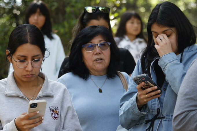 Acceso a internet en México se duplicó en diez años Mujeres usan smartphones con acceso a internet en México durante una actividad en el exterior.