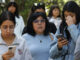 Acceso a internet en México se duplicó en diez años Mujeres usan smartphones con acceso a internet en México durante una actividad en el exterior.