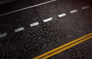Accidente en autopista U.S. 411 deja un muerto en Etowah Líneas viales de una carretera de asfalto donde ocurrió una colisión frontal en el este de Alabama.
