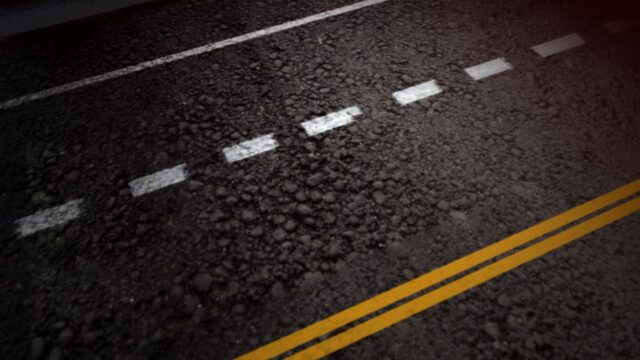 accidente-autopista-us-411-etowah-carretera Líneas viales de una carretera de asfalto donde ocurrió una colisión frontal en el este de Alabama.