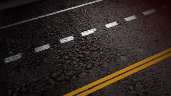 Accidente en autopista U.S. 411 deja un muerto en Etowah Líneas viales de una carretera de asfalto donde ocurrió una colisión frontal en el este de Alabama.