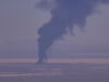 Bombardero B-52 se estrella en California dejando 8 muertos Gran columna de humo negro elevándose desde el desierto tras el accidente del bombardero B-52 en California.
