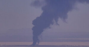 Bombardero B-52 se estrella en California dejando 8 muertos Gran columna de humo negro elevándose desde el desierto tras el accidente del bombardero B-52 en California.