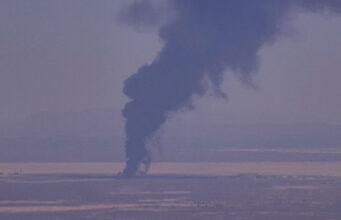 Bombardero B-52 se estrella en California dejando 8 muertos Gran columna de humo negro elevándose desde el desierto tras el accidente del bombardero B-52 en California.