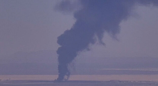 Bombardero B-52 se estrella en California dejando 8 muertos Gran columna de humo negro elevándose desde el desierto tras el accidente del bombardero B-52 en California.