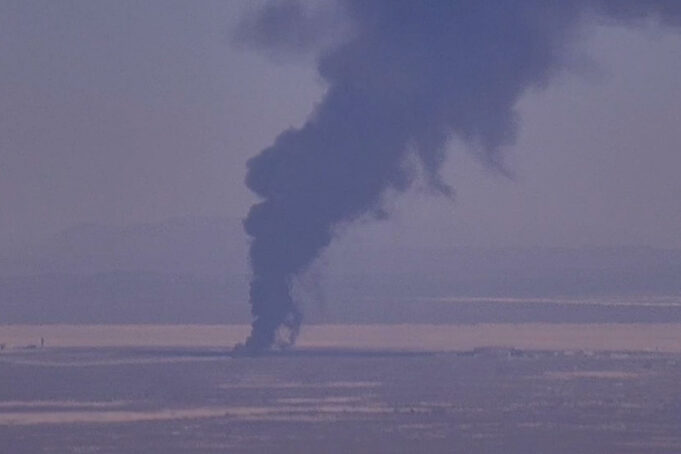 Bombardero B-52 se estrella en California dejando 8 muertos Gran columna de humo negro elevándose desde el desierto tras el accidente del bombardero B-52 en California.
