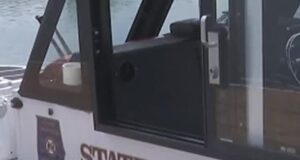Accidente en lago Logan Martin deja un muerto tras choque de botes Bote de patrullaje de State Trooper en Alabama investigando el accidente en el lago Logan Martin.