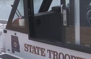 Accidente en lago Logan Martin deja un muerto tras choque de botes Bote de patrullaje de State Trooper en Alabama investigando el accidente en el lago Logan Martin.