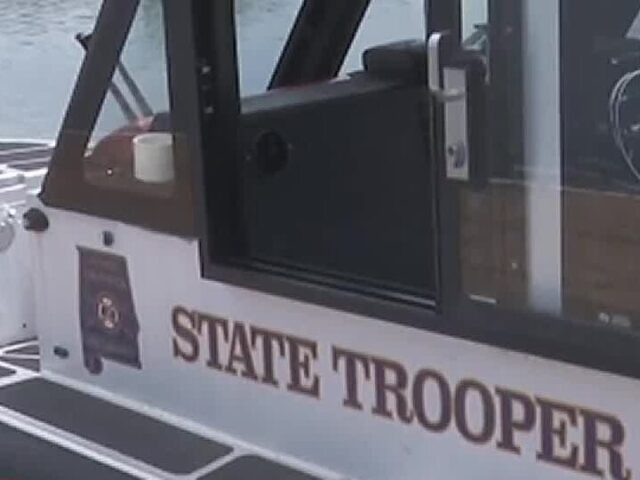 Bote de patrullaje de State Trooper en Alabama investigando el accidente en el lago Logan Martin.
