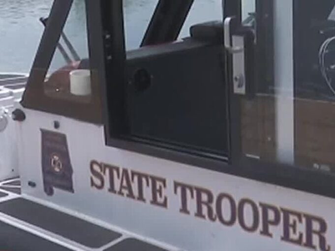 Accidente en lago Logan Martin deja un muerto tras choque de botes Bote de patrullaje de State Trooper en Alabama investigando el accidente en el lago Logan Martin.