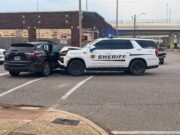 Accidente en Alabama deja tres heridos tras fuerte choque Patrulla SUV del alguacil del condado de Jefferson chocada de frente contra el costado de una camioneta Acura negra.