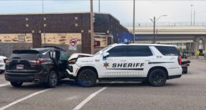Accidente en Alabama deja tres heridos tras fuerte choque Patrulla SUV del alguacil del condado de Jefferson chocada de frente contra el costado de una camioneta Acura negra.