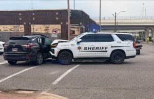 Accidente en Alabama deja tres heridos tras fuerte choque Patrulla SUV del alguacil del condado de Jefferson chocada de frente contra el costado de una camioneta Acura negra.