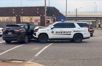 Accidente en Alabama deja tres heridos tras fuerte choque Patrulla SUV del alguacil del condado de Jefferson chocada de frente contra el costado de una camioneta Acura negra.