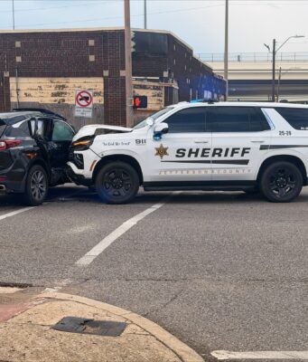 Accidente en Alabama deja tres heridos tras fuerte choque Patrulla SUV del alguacil del condado de Jefferson chocada de frente contra el costado de una camioneta Acura negra.