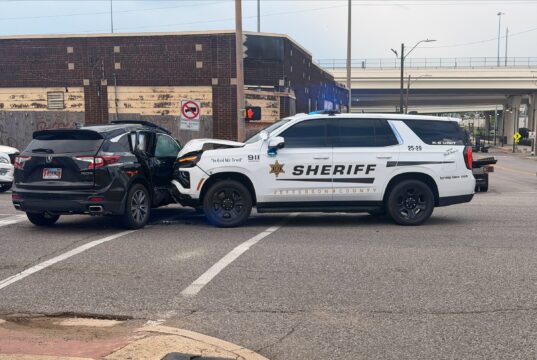 Accidente en Alabama deja tres heridos tras fuerte choque Patrulla SUV del alguacil del condado de Jefferson chocada de frente contra el costado de una camioneta Acura negra.