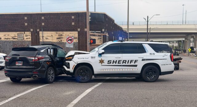 Accidente en Alabama deja tres heridos tras fuerte choque Patrulla SUV del alguacil del condado de Jefferson chocada de frente contra el costado de una camioneta Acura negra.