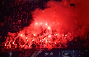 Liga de Campeones: Festejos del PSG dejan tres muertos Aficionados de fútbol encienden bengalas rojas en las tribunas para celebrar un triunfo deportivo.