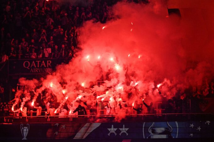 Liga de Campeones: Festejos del PSG dejan tres muertos Aficionados de fútbol encienden bengalas rojas en las tribunas para celebrar un triunfo deportivo.