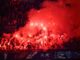 Liga de Campeones: Festejos del PSG dejan tres muertos Aficionados de fútbol encienden bengalas rojas en las tribunas para celebrar un triunfo deportivo.