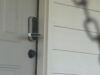 Airbnb en Alabama frena reservas para el Cuatro de Julio Cerradura electrónica inteligente en una puerta blanca de un alquiler vacacional regulado por Airbnb.