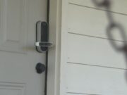 Airbnb en Alabama frena reservas para el Cuatro de Julio Cerradura electrónica inteligente en una puerta blanca de un alquiler vacacional regulado por Airbnb.