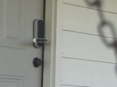 Airbnb en Alabama frena reservas para el Cuatro de Julio Cerradura electrónica inteligente en una puerta blanca de un alquiler vacacional regulado por Airbnb.