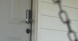 Airbnb en Alabama frena reservas para el Cuatro de Julio Cerradura electrónica inteligente en una puerta blanca de un alquiler vacacional regulado por Airbnb.