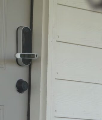 Airbnb en Alabama frena reservas para el Cuatro de Julio Cerradura electrónica inteligente en una puerta blanca de un alquiler vacacional regulado por Airbnb.