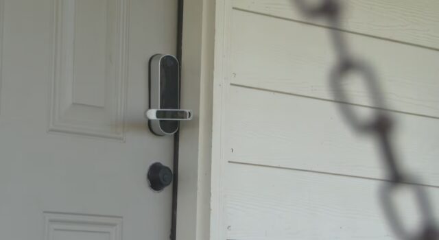 Airbnb en Alabama frena reservas para el Cuatro de Julio Cerradura electrónica inteligente en una puerta blanca de un alquiler vacacional regulado por Airbnb.
