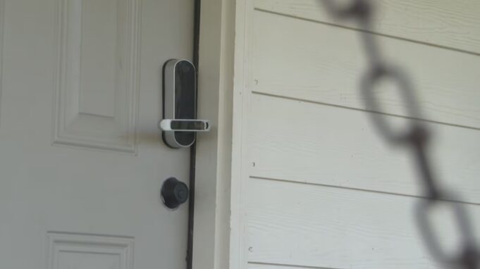 Airbnb en Alabama frena reservas para el Cuatro de Julio Cerradura electrónica inteligente en una puerta blanca de un alquiler vacacional regulado por Airbnb.