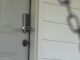 Airbnb en Alabama frena reservas para el Cuatro de Julio Cerradura electrónica inteligente en una puerta blanca de un alquiler vacacional regulado por Airbnb.