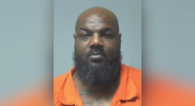Alabama registra arresto de exrecluso por uso de dron Foto policial de Edward Knight, exrecluso arrestado en Alabama por operar un dron con contrabando hacia una prisión.