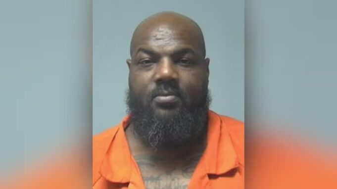 Alabama registra arresto de exrecluso por uso de dron Foto policial de Edward Knight, exrecluso arrestado en Alabama por operar un dron con contrabando hacia una prisión.