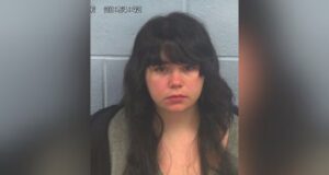 Alabama: mujer seguirá detenida por amenaza escolar Katherine Joiner en una fotografía policial vinculada al caso de amenazas escolares investigado en Alabama.