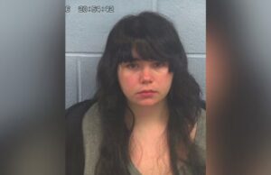 Alabama: mujer seguirá detenida por amenaza escolar Katherine Joiner en una fotografía policial vinculada al caso de amenazas escolares investigado en Alabama.