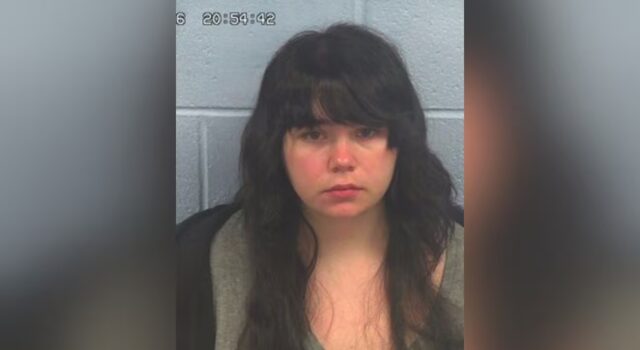 Alabama: mujer seguirá detenida por amenaza escolar Katherine Joiner en una fotografía policial vinculada al caso de amenazas escolares investigado en Alabama.