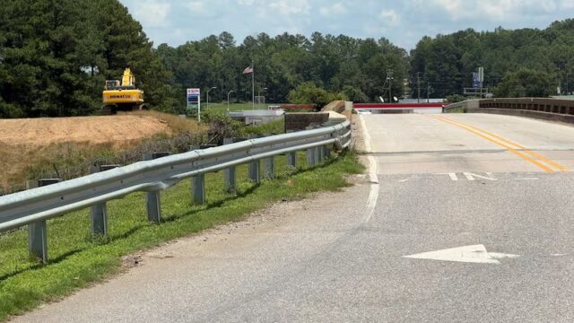 alabaster-puente-carretera87-obras-i65 Puente de la Carretera del Condado 87 sobre la I-65 en Alabaster, Alabama, donde se planea el ensanchamiento vial.