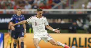 España lidera el grupo H del Mundial y elimina a Uruguay Álex Baena con el uniforme blanco de la selección española patea el balón durante el partido frente a Uruguay.