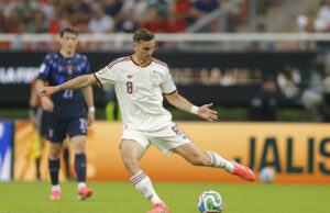 España lidera el grupo H del Mundial y elimina a Uruguay Álex Baena con el uniforme blanco de la selección española patea el balón durante el partido frente a Uruguay.