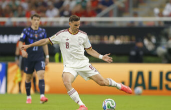 España lidera el grupo H del Mundial y elimina a Uruguay Álex Baena con el uniforme blanco de la selección española patea el balón durante el partido frente a Uruguay.
