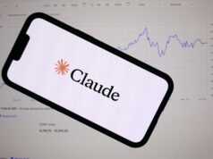 Anthropic lanza Claude Fable 5 con defensas de ciberseguridad Teléfono inteligente mostrando el logotipo de Anthropic Claude frente a una pantalla con gráficos financieros de bolsa.