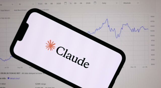 Anthropic lanza Claude Fable 5 con defensas de ciberseguridad Teléfono inteligente mostrando el logotipo de Anthropic Claude frente a una pantalla con gráficos financieros de bolsa.