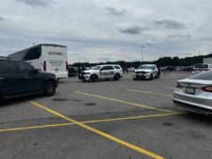 Apuñalamiento masivo en Bessemer deja un muerto en autobús Patrullas de policía custodian un autobús chárter de Hotard en el estacionamiento de Walmart en Bessemer.
