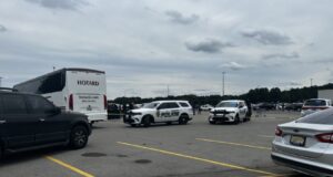 Apuñalamiento masivo en Bessemer deja un muerto en autobús Patrullas de policía custodian un autobús chárter de Hotard en el estacionamiento de Walmart en Bessemer.