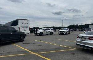 Apuñalamiento masivo en Bessemer deja un muerto en autobús Patrullas de policía custodian un autobús chárter de Hotard en el estacionamiento de Walmart en Bessemer.